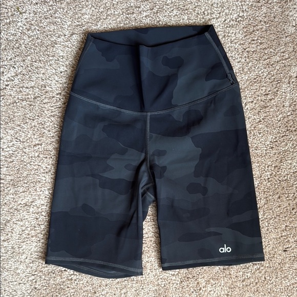 Alo 7" High-Waist Vapor Short, Black Camouflage - Picture 7 of 11